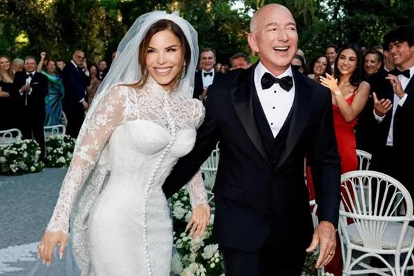 Lauren Sanchez dan Jeff Bezos di hari pernikahan mereka, 27 Juni 2025. (FOTO: INSTAGRAM) 