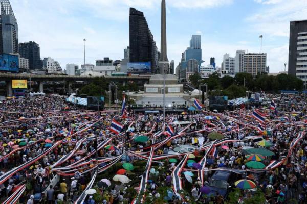 Demonstran antipemerintah berkumpul di Monumen Kemenangan menyerukan Perdana Menteri Thailand Paetongtarn Shinawatra untuk mengundurkan diri, di Bangkok, Thailand, 28 Juni 2025. REUTERS 