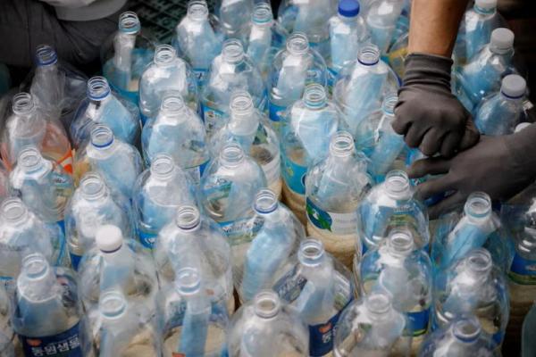 Anggota kelompok pembelot Korea Utara Kuensaem mengisi botol plastik kosong dengan beras dan masker, selama persiapan acara pengiriman botol ke Korea Utara, di Seoul, Korea Selatan, 18 Juni 2020. REUTERS 