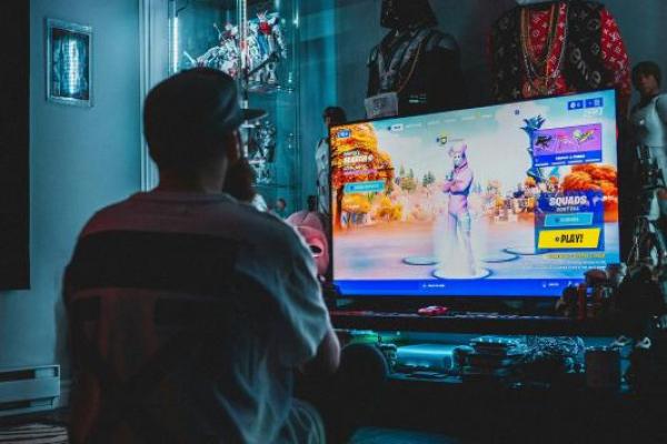 Ilustrasi menonton film bersama anak (Foto: Unsplash/Erik Mclean) 
