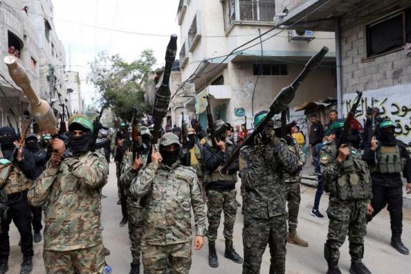 Militan Hamas membawa peluncur granat di pemakaman Marwan Issa, wakil komandan militer senior Hamas, di Jalur Gaza tengah, 7 Februari 2025. REUTERS 