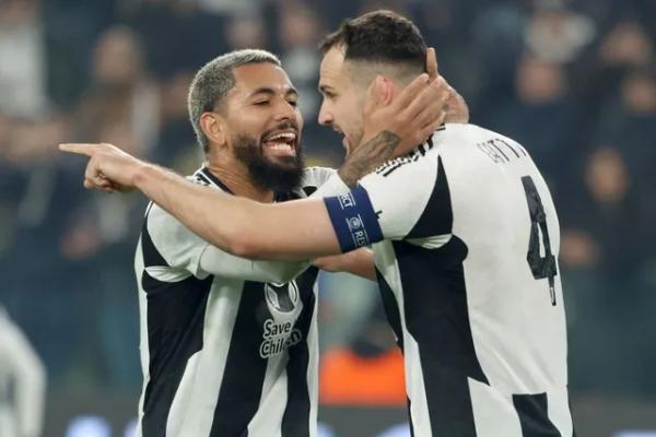 Gelandang Juventus, Douglas Luiz (kiri) bersama rekan setimnya (Foto: Sportsmole)   