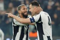 Leeds United Incar Douglas Luiz dari Juventus