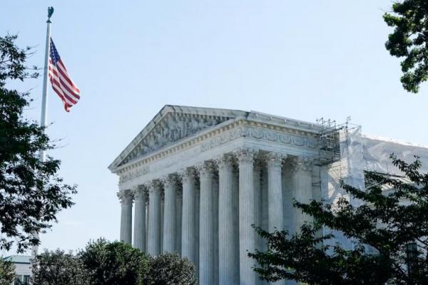 Gedung Mahkamah Agung AS terlihat pada pagi hari sebelum para hakim mengeluarkan pendapat dalam kasus-kasus yang tertunda, di Washington, AS, 14 Juni 2024. REUTERS 