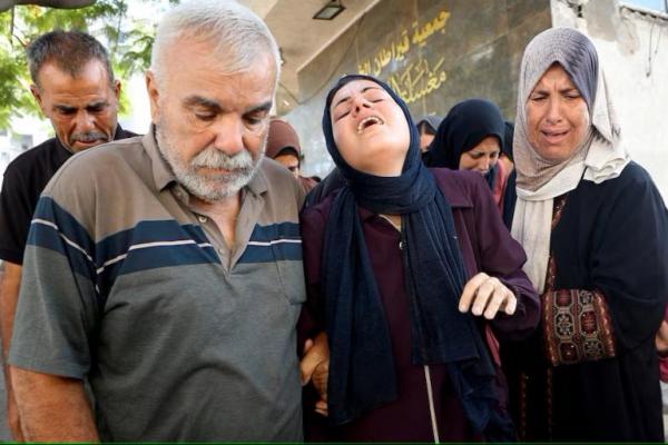 Para pelayat bereaksi selama pemakaman warga Palestina yang tewas akibat tembakan Israel saat mencoba menerima bantuan di Jalur Gaza tengah, di rumah sakit Al-Shifa, di Kota Gaza, 24 Juni 2025. REUTERS 