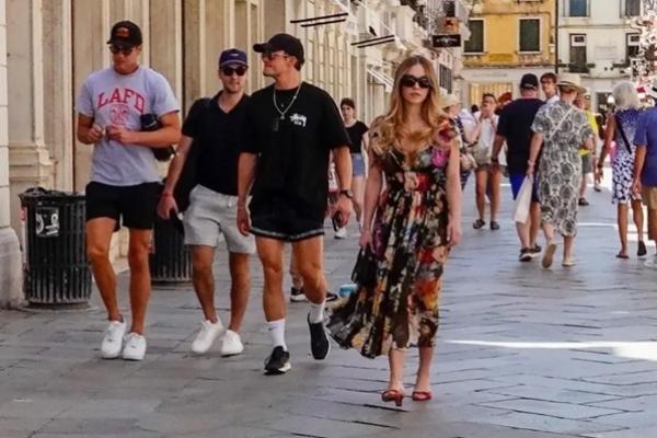 Orlando Bloom dan Sydney Sweeney berjalan-jalan di Kota Venesia. (FOTO: BACKGRID) 