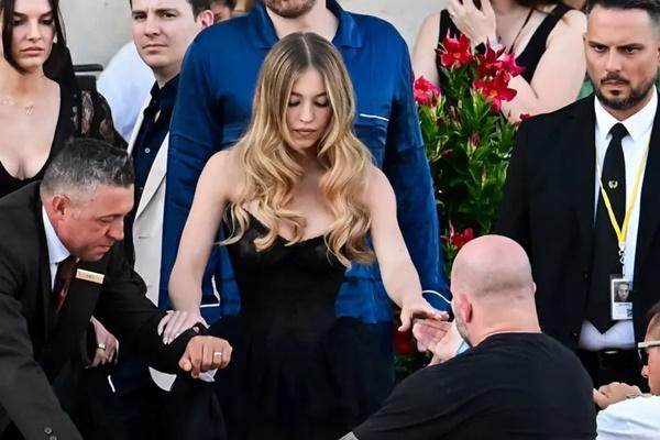 Bintang Euphoria Sydney Sweeney mengenakan gaun renda hitam rancangan Galia Lahav untuk acara pesta piyama pernikahan Jeff Bezos-Lauren Sanchez. (FOTO: SHUTTERSOCK) 