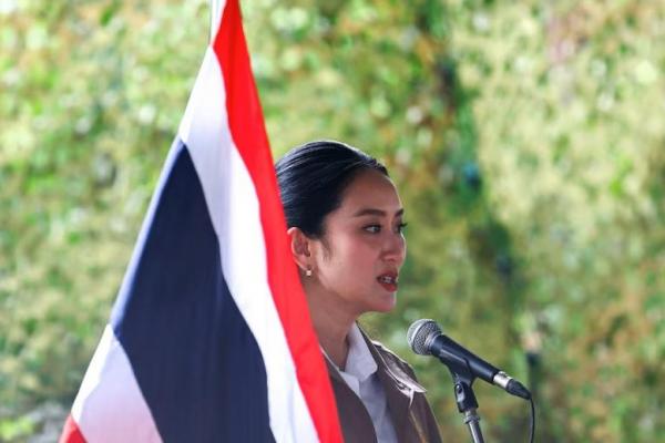 Perdana Menteri Thailand Paetongtarn Shinawatra berbicara kepada pejabat administratif di kota perbatasan Thailand-Kamboja di distrik Aranyaprathet, Thailand, 26 Juni 2025. REUTERS 