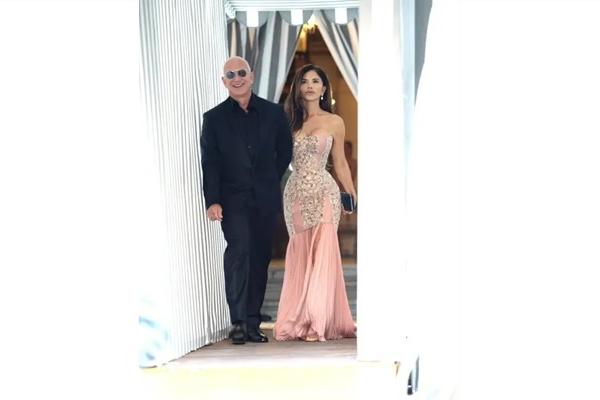 Lauren Sanchez dan Jeff Bezos tampil glamor untuk afterparty pernikahannya bertema piyama. 