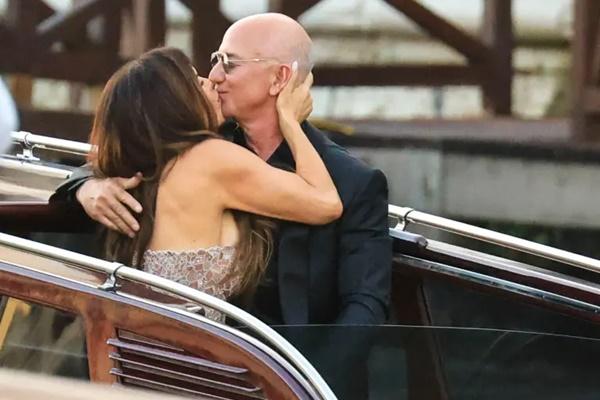 Jeff Bezos dan Lauren Sanchez terlihat berciuman saat memulai pesta pernikahan mereka pada hari Sabtu (28/6/2025). (FOTO: SPLASHNEWS) 