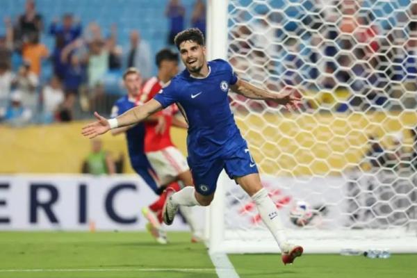 Penyerang Chelsea, Pedro Neto berselebrasi usai mencetak gol ke gawang Benfica (Foto: FIFA) 