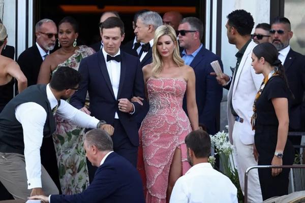 Jared Kushner dan Ivanka Trump yang mengenakan gaun Tony Ward berwarna merah muda yang dihiasi manik-manik berkilauan. (FOTO: REUTERS) 