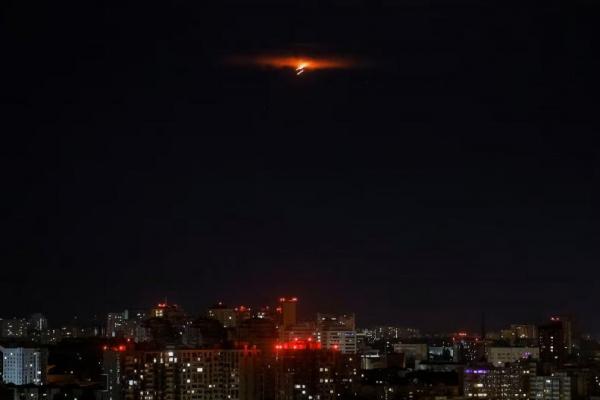 Ledakan menerangi langit di atas kota selama pesawat nirawak Rusia menyerang di Kyiv, Ukraina 29 Juni 2025. REUTERS 