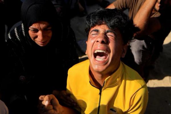 Para pelayat bereaksi selama pemakaman warga Palestina yang tewas dalam serangan Israel, di Rumah Sakit Nasser di Khan Younis, Jalur Gaza selatan, 29 Juni 2025. REUTERS 