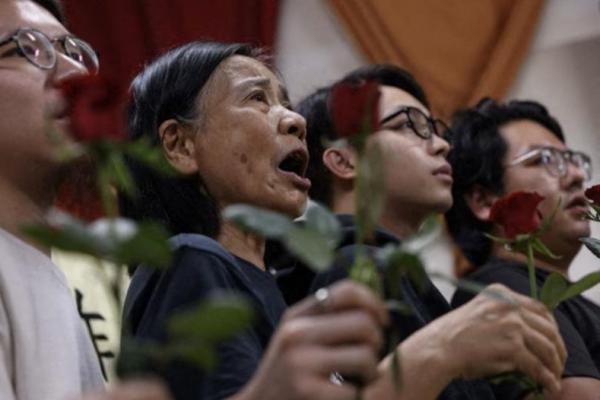 Chan Po-ying, ketua Liga Sosial Demokrat Hong Kong menyelenggarakan konferensi pers untuk mengumumkan pembubaran partai di Hong Kong, Tiongkok, 29 Juni 2025. REUTERS 