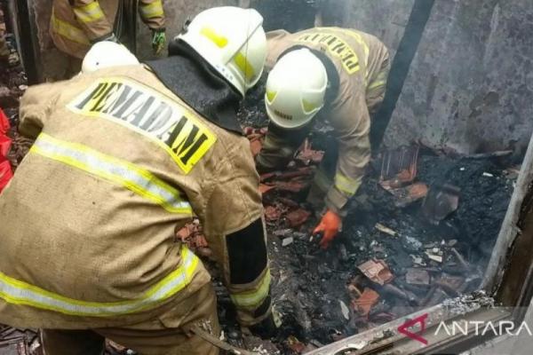 Personel Penanggulangan Kebakaran dan Penyelamatan (Gulkarmat) DKI Jakarta saat memadamkan api di Ciracas, Jakarta Timur (Foto: Sudin Gulkarmat Jakarta Timur via ANTARA) 