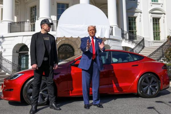Presiden AS Donald Trump bersama CEO Tesla Elon Musk, dengan mobil Tesla di latar belakang, di Gedung Putih di Washington, AS, 11 Maret 2025. REUTERS 
