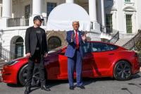 Presiden AS Donald Trump bersama CEO Tesla Elon Musk, dengan mobil Tesla di latar belakang, di Gedung Putih di Washington, AS, 11 Maret 2025. REUTERS