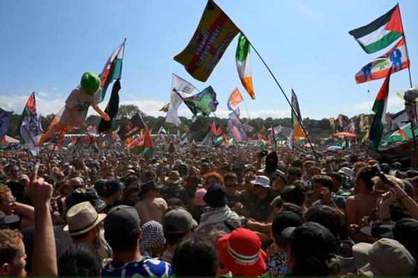 Pengunjung berkumpul saat Kneecap tampil di Festival Glastonbury di Worthy Farm di Pilton, Somerset, Inggris, 28 Juni 2025. REUTERS 