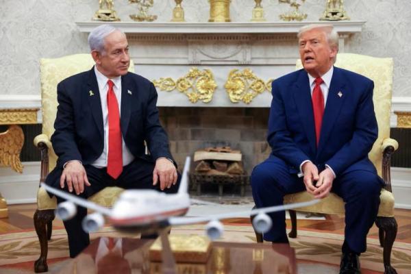 Presiden AS Donald Trump bertemu dengan Perdana Menteri Israel Benjamin Netanyahu di Ruang Oval Gedung Putih di Washington, AS, 7 April 2025. REUTERS 