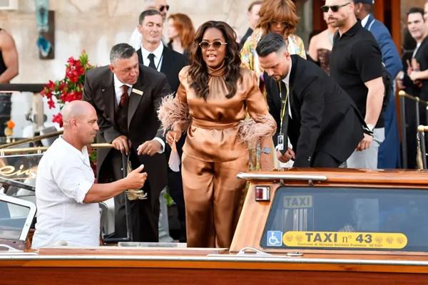Oprah Winfrey dan Gayle King menghadiri pesta piyama pernikahan Jeff Bezos dan Lauren Sanchez. (FOTO: AP) 