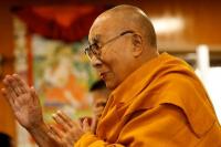 Pemimpin spiritual Tibet, Dalai Lama, memberikan berkat kepada para pengikutnya di kediamannya di Himalaya, India, 20 Desember 2024. REUTERS