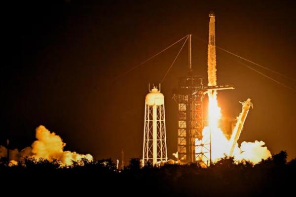 Roket Falcon 9 yang membawa awak Axiom-4 yang lepas landas dari Kompleks Peluncuran 39A Pusat Antariksa Kennedy di Cape Canaveral, Florida, AS, 25 Juni 2025. REUTERS 
