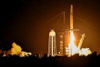 Roket Falcon 9 yang membawa awak Axiom-4 yang lepas landas dari Kompleks Peluncuran 39A Pusat Antariksa Kennedy di Cape Canaveral, Florida, AS, 25 Juni 2025. REUTERS