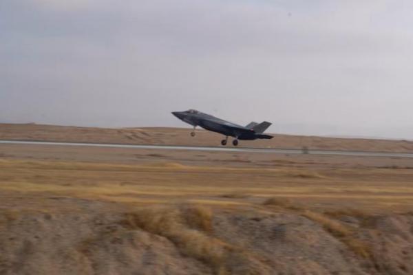 Jet tempur Angkatan Udara Israel F-35 Lightning Adir mendarat di lokasi yang disebutkan sebagai Pangkalan Udara Nevatim di Israel, yang dirilis pada 14 April 2024 via REUTERS. 