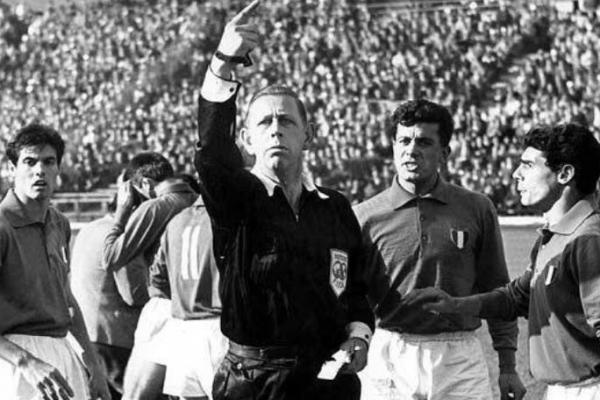 Ilustrasi - Ken Aston, wasit asal Inggris pertama yang memperkenalkan kartu merah saat Piala Dunia (Foto: Bolaskor) 