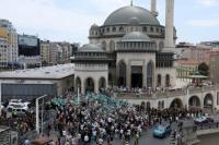 Orang-orang ikut serta dalam protes terhadap karikatur yang diterbitkan di majalah satir Turki Leman, yang diduga menggambarkan Nabi Muhammad dan Musa, di pusat Istanbul, Turki, 1 Juli 2025. REUTERS
