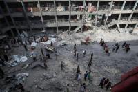 Warga Palestina memeriksa kerusakan di sekolah UNRWA yang melindungi orang-orang terlantar yang terkena serangan udara Israel pada hari Minggu, di Kota Gaza, 30 Juni 2025. REUTERS