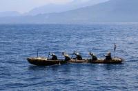 Sebuah kano kayu dengan empat pria dan satu wanita selama penyeberangan melintasi wilayah Laut Cina Timur dalam gambar selebaran yang dirilis pada 25 Juni 2025. Handout via REUTERS