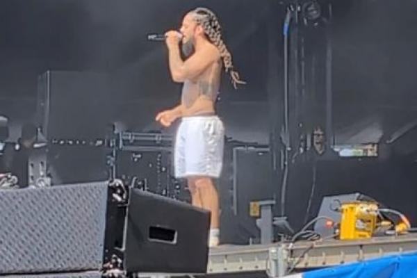 Gitaris dan penyanyi Bobby Vylan dari duo punk-rap Bob Vylan menyampaikan pesan untuk mendukung warga Palestina selama penampilannya di festival musik Glastonbury, di Pilton, Inggris, 28 Juni 2025, Foto via REUTERS 