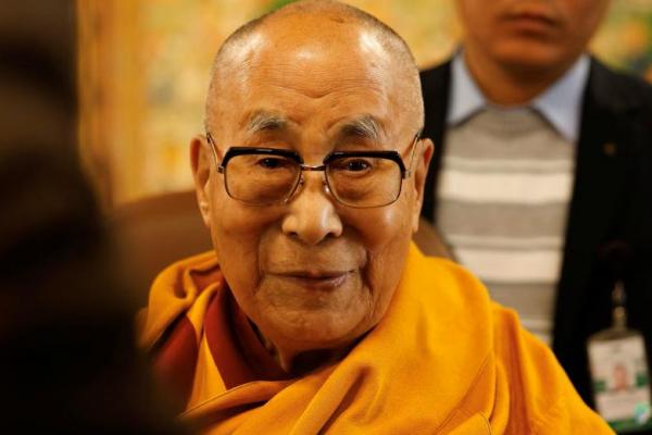 Pemimpin spiritual Tibet, Dalai Lama, memberikan berkat kepada para pengikutnya di kediamannya di kota perbukitan utara Dharamshala, India, 20 Desember 2024. REUTERS 