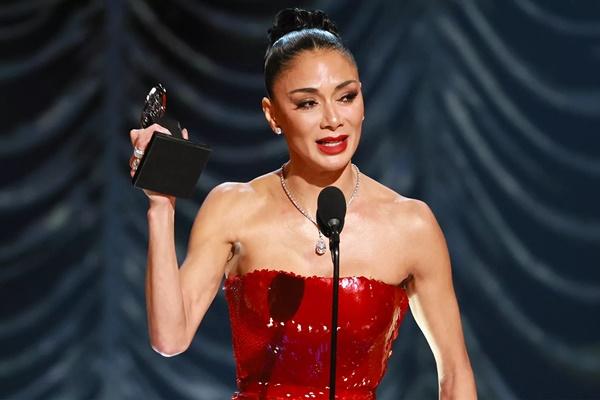 Nicole Scherzinger menerima penghargaan Penampilan Terbaik oleh Aktris dalam Peran Utama dalam Musikal untuk Sunset Blvd. (FOTO: GETTY IMAGE) 