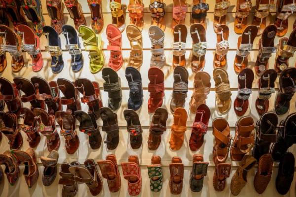 Sandal Kolhapuri, alas kaki etnik India, dipajang di sebuah toko di New Delhi, India, 27 Juni 2025. REUTERS 