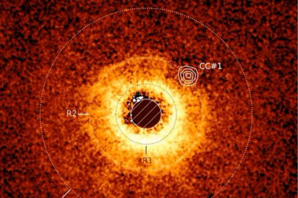 Gambar cakram protoplanet di sekitar bintang TWA 7, yang direkam menggunakan instrumen SPHERE milik Teleskop Observatorium Eropa Selatan yang berbasis di Chili, yang dirilis pada 25 Juni 2025 ini via Reuters. 