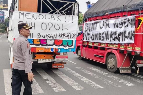 Demo sopir truk soal kebijakan Over Dimension Over Loading (ODOL) (Foto: Kompas.com) 