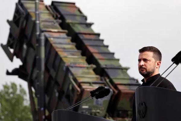 Presiden Ukraina Volodymyr Zelenskyy terlihat saat mengunjungi area pelatihan militer untuk menilai pelatihan tentara Ukraina pada sistem rudal antipesawat Patriot, di lokasi yang dirahasiakan, di Jerman, 11 Juni 2024. (FOTO: REUTERS) 