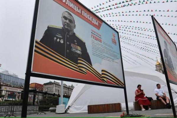 Pemandangan menunjukkan bunga-bunga yang diletakkan di dekat papan dengan foto Mayor Jenderal Mikhail Gudkov, di kota Vladivostok, Rusia, 3 Juli 2025. REUTERS 