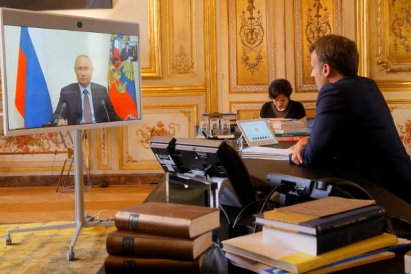 Presiden Prancis Emmanuel Macron berbicara dengan Presiden Rusia Vladimir Putin selama konferensi video di Istana Elysee di Paris, Prancis, 26 Juni 2020. Pool via REUTERS 