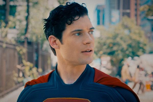David Corenswet berperan sebagai Clark Kent alias Superman di film besutan James Gunn `Superman`. (FOTO: WARNER BROS.) 
