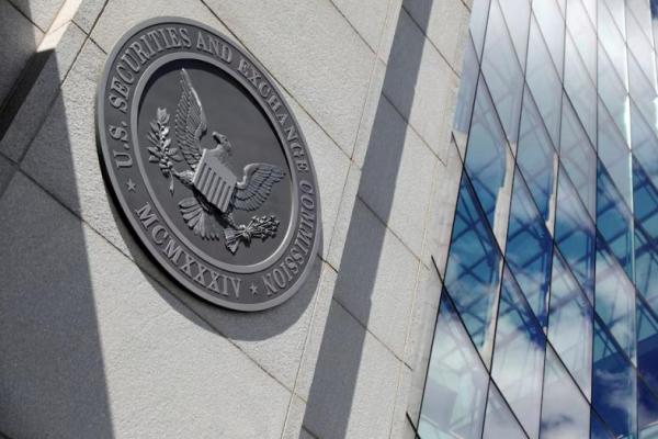 Stempel Komisi Sekuritas dan Bursa AS terlihat di kantor pusat mereka di Washington, AS, 12 Mei 2021. REUTERS 