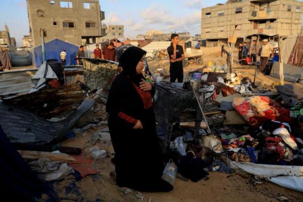Warga Palestina memeriksa kerusakan di lokasi serangan udara Israel terhadap sebuah tenda pengungsi di Khan Younis, Jalur Gaza selatan. REUTERS 
