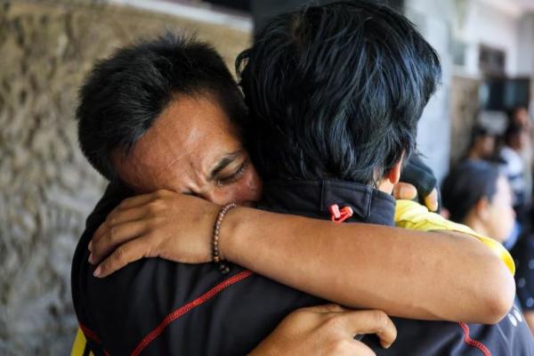 Kholil, 26, seorang korban selamat dari feri KMP Tunu Pratama Jaya yang tenggelam, bereaksi saat bertemu dengan kerabatnya di pelabuhan Gilimanuk, Bali, Indonesia, 3 Juli 2025. REUTERS 