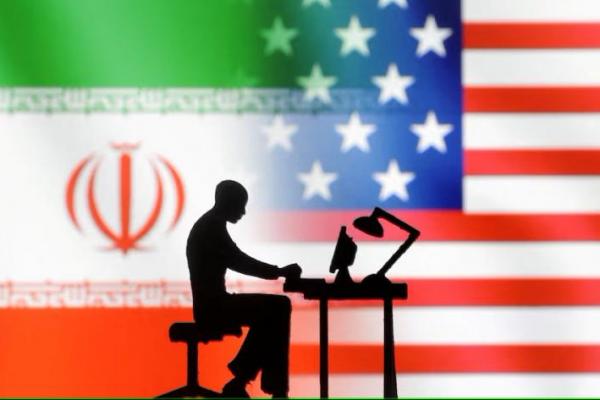 Patung-patung dengan komputer terlihat di depan bendera AS dan Iran dalam ilustrasi ini yang diambil pada 10 September 2022. REUTERS 