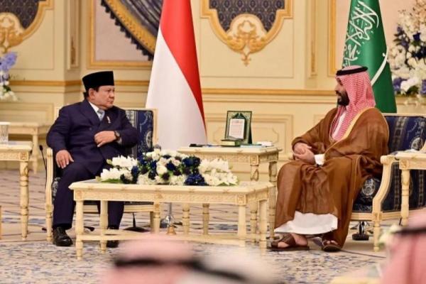 Presiden Prabowo Subianto (kiri) dan Putra Mahkota Arab Saudi Pangeran Mohammed bin Salman Al Saud (MBS) dalam pertemuan bilateral di Jeddah Arab Saudi (Foto: Biro Pers Sekretariat Presiden) 