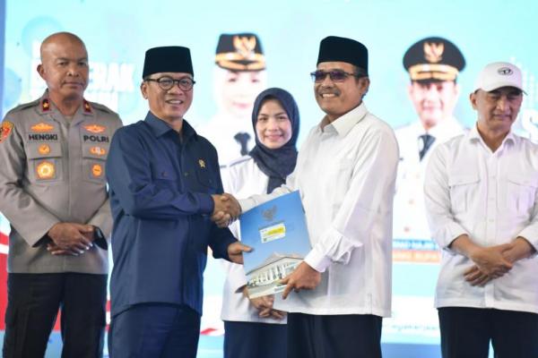 Mendes PDT Yandri Susanto saat memberikan akta notaris Kopdes Merah Putih di Serang (Foto:Humas Kemendes PDT) 