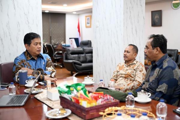 Wamentrans Viva Yoga Mauladi saat menerima kunjungan Ketua Umum Dewan Pengurus Pusat Perhimpunan Anak Transmigran Republik Indonesia (DPP PATRI) Bambang Sulistiyo dan Sekjen Imam Muhadi (Foto: Humas Kementrans) 